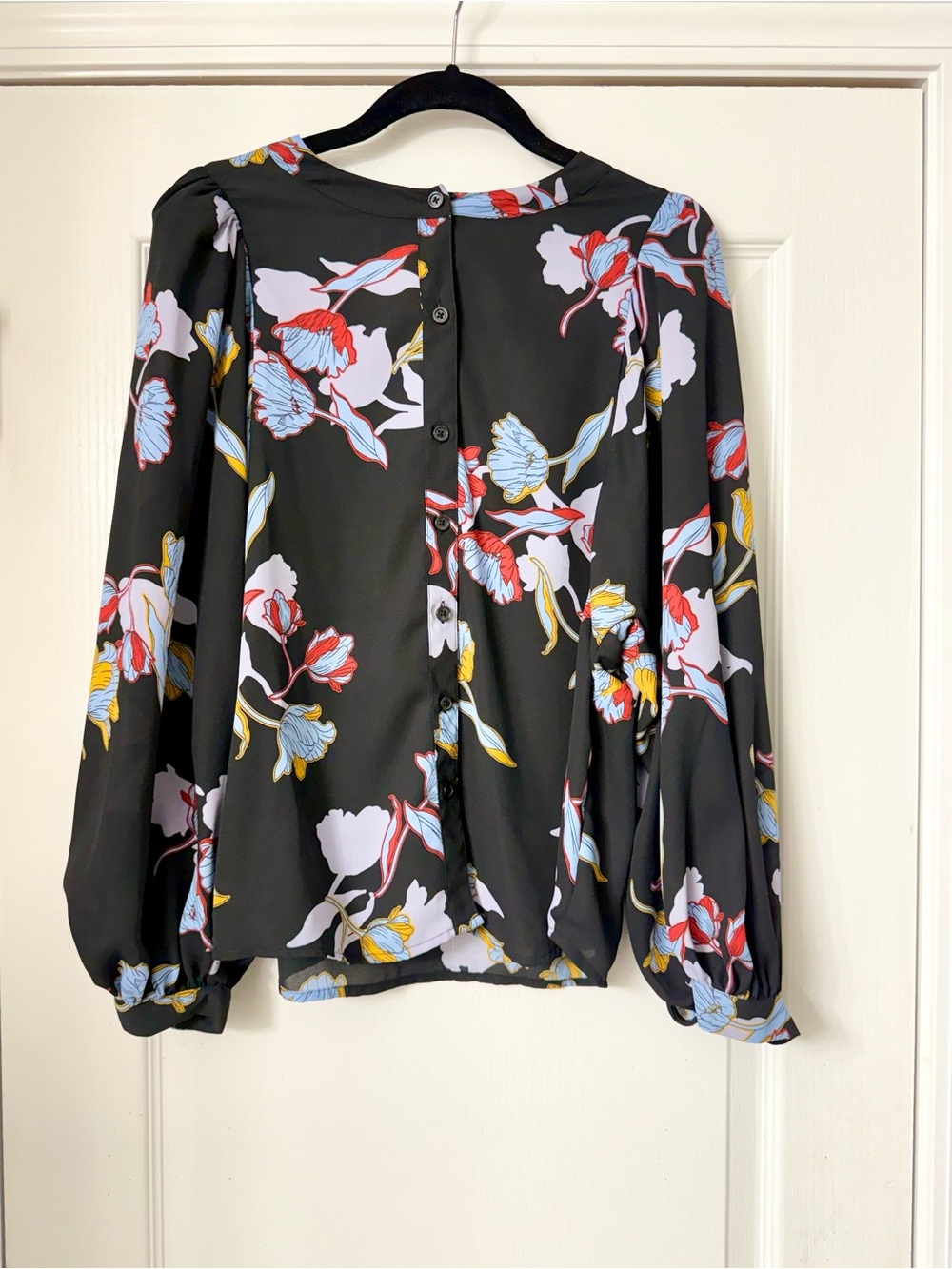 Who What Wear Black Floral Button-Back Blouse